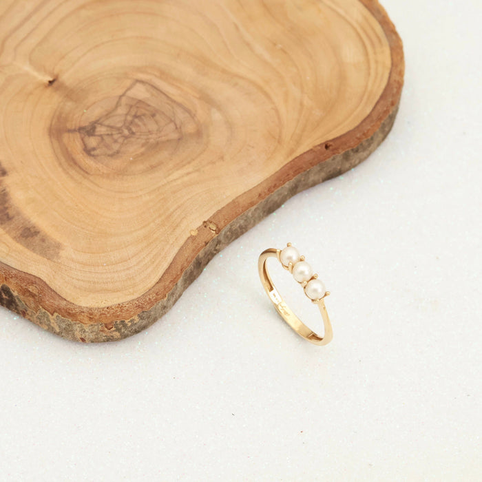 Elegant 14k Gold Pearl Ring